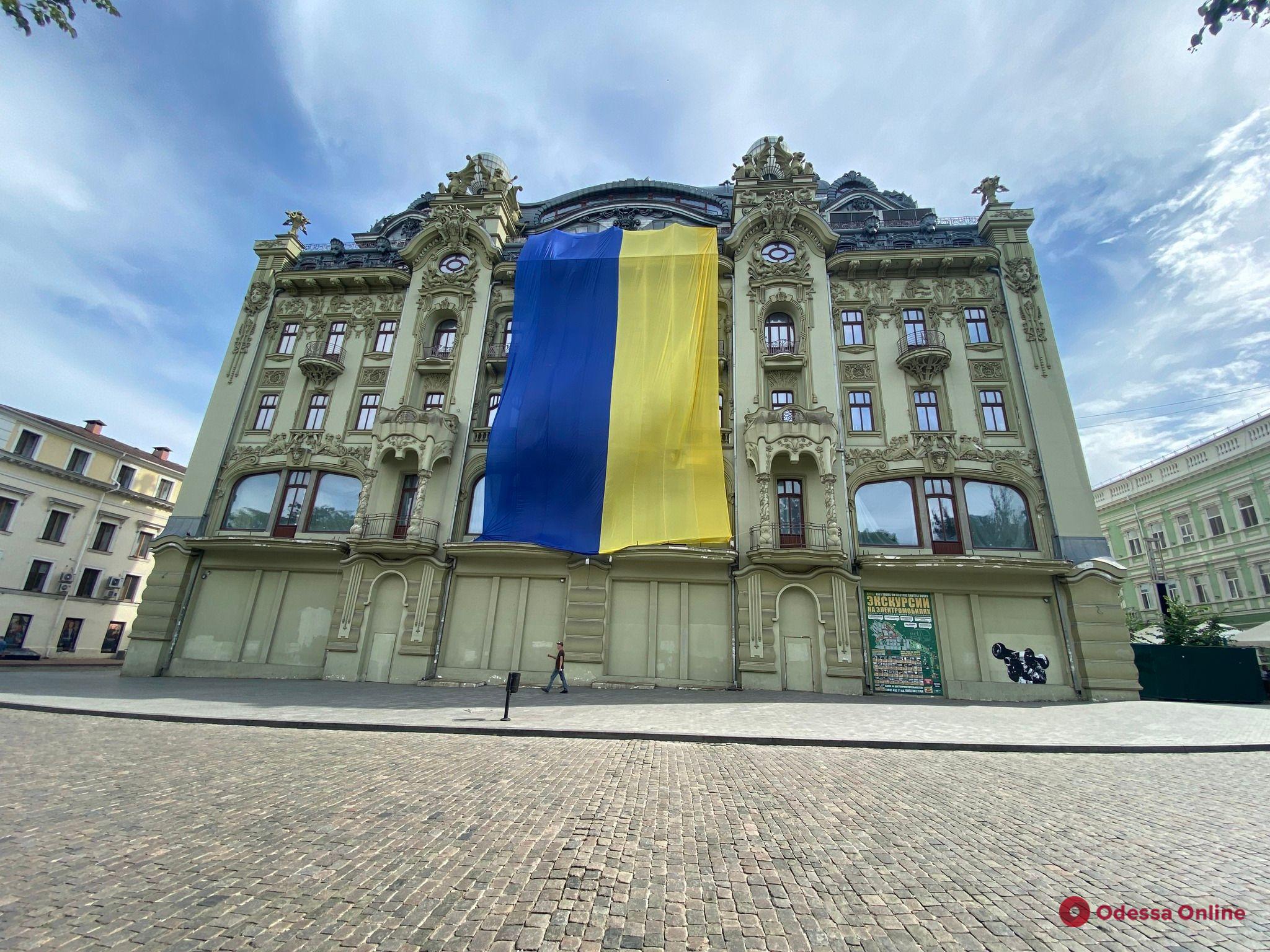 Одесситы накрыли «Большую Московскую» на Дерибасовской огромным флагом Украины