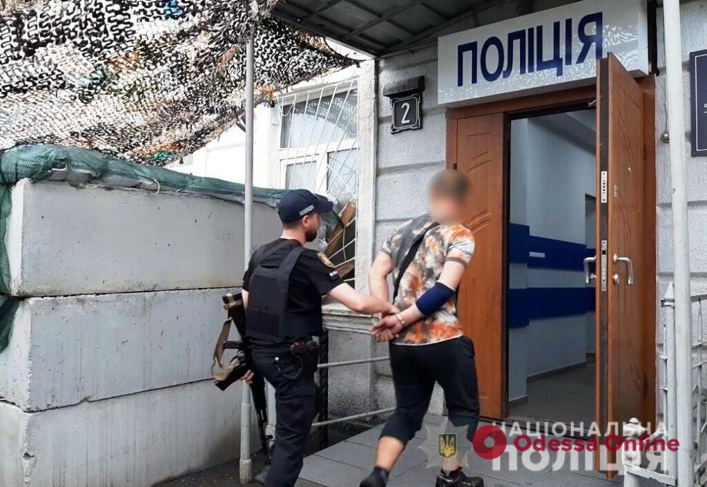 В Одессе грабитель при задержании угрожал спрыгнуть со второго этажа