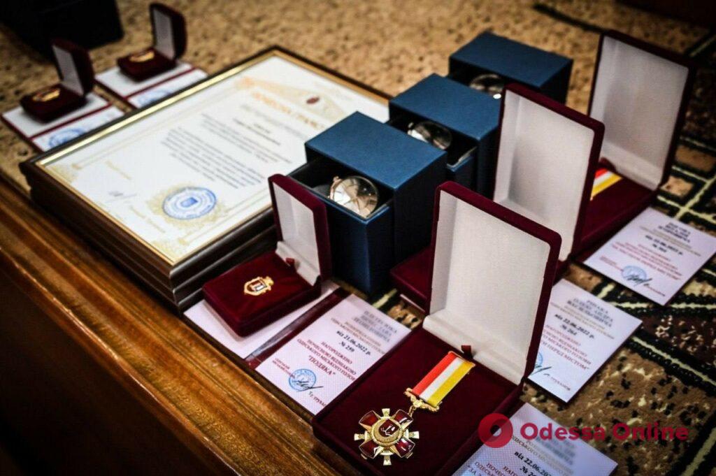 В День Конституции мэр Одессы вручил почетные городские награды военным и бойцам теробороны