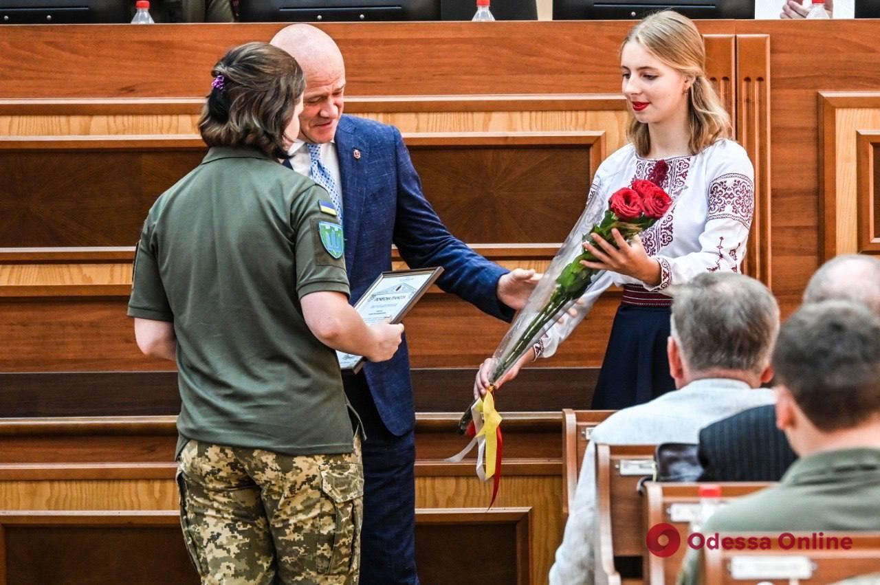 В День Конституции мэр Одессы вручил почетные городские награды военным и бойцам теробороны