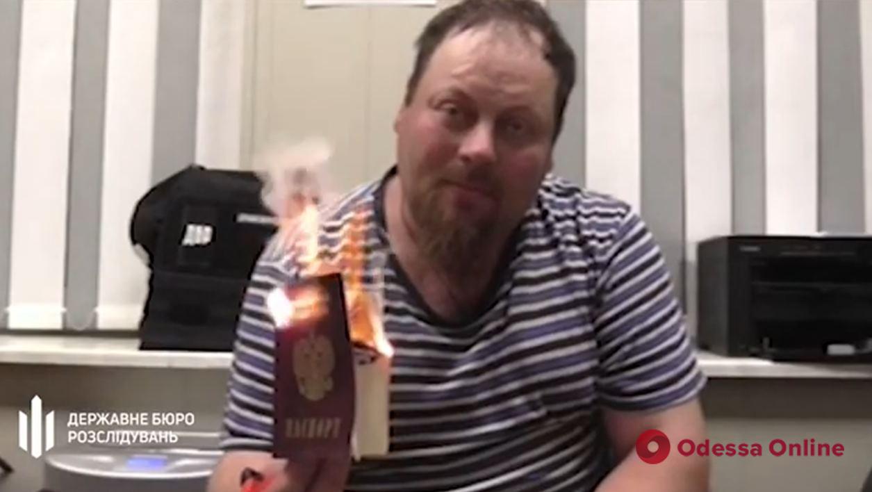 «Я не поддерживаю политику россии»: одессит публично сжег свой паспорт РФ (видео)