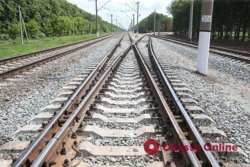 Рашисты обстреляли железную дорогу во Львовской области: задерживаются 13 поездов, из них три — одесских