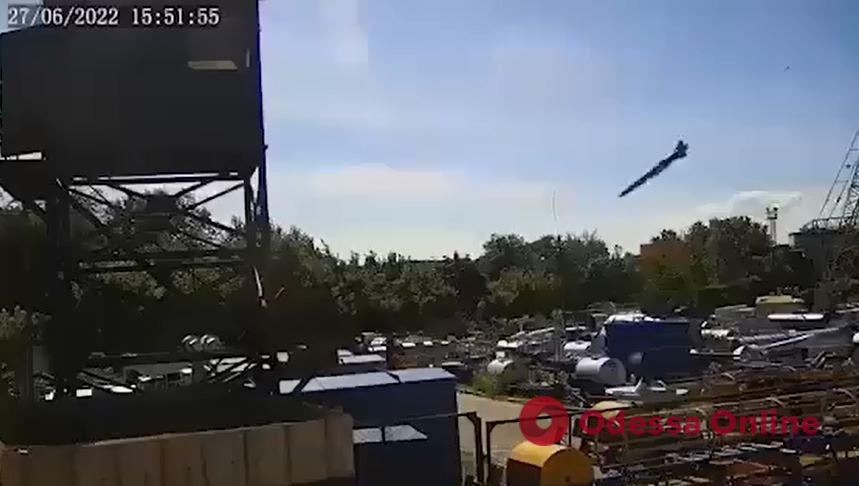 Зеленский показал видео ракетного удара россиян по торговому центру в Кременчуге