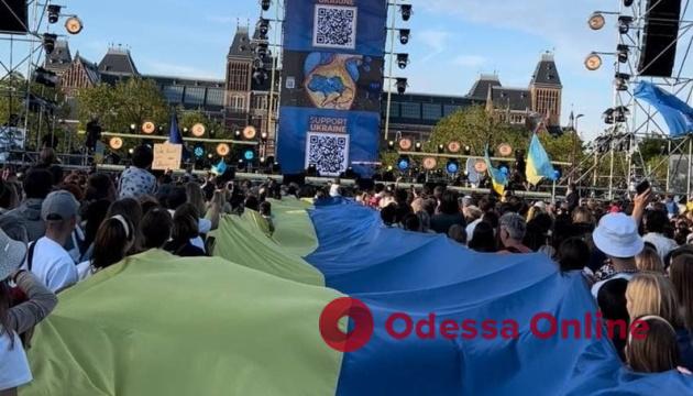 Во время концерта в Амстердаме развернули 30-метровый флаг Украины