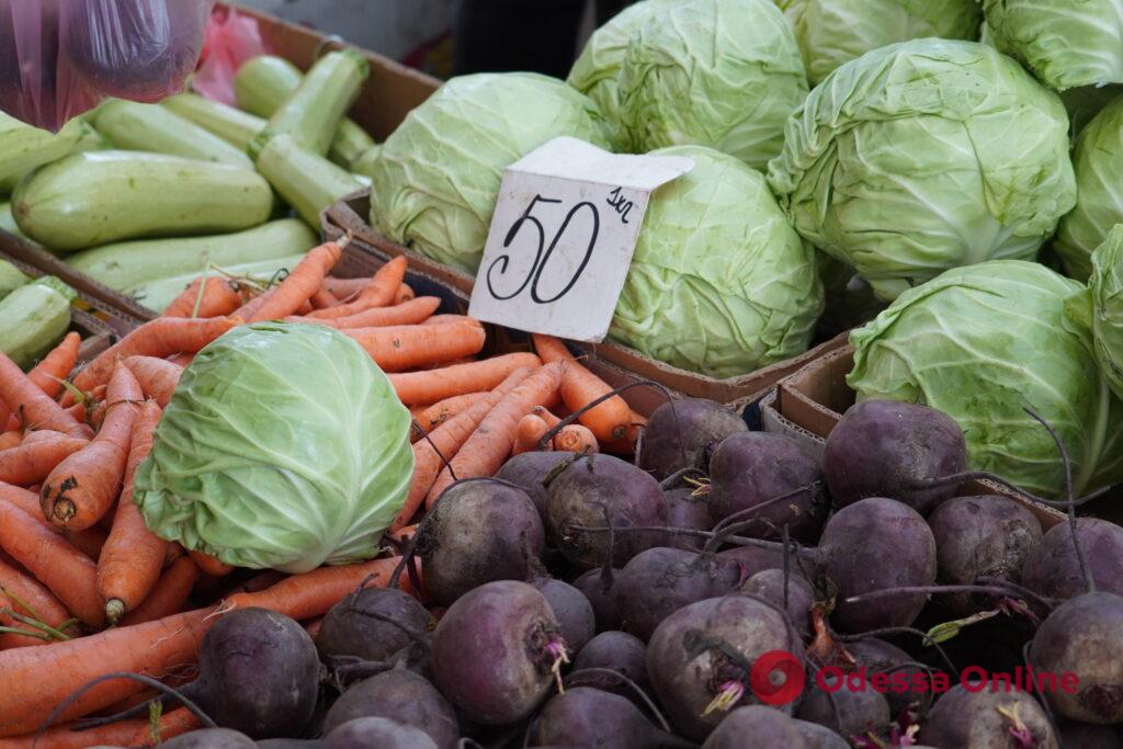 Молодой картофель, «синенькие» и черешня: субботние цены на одесском «Привозе»
