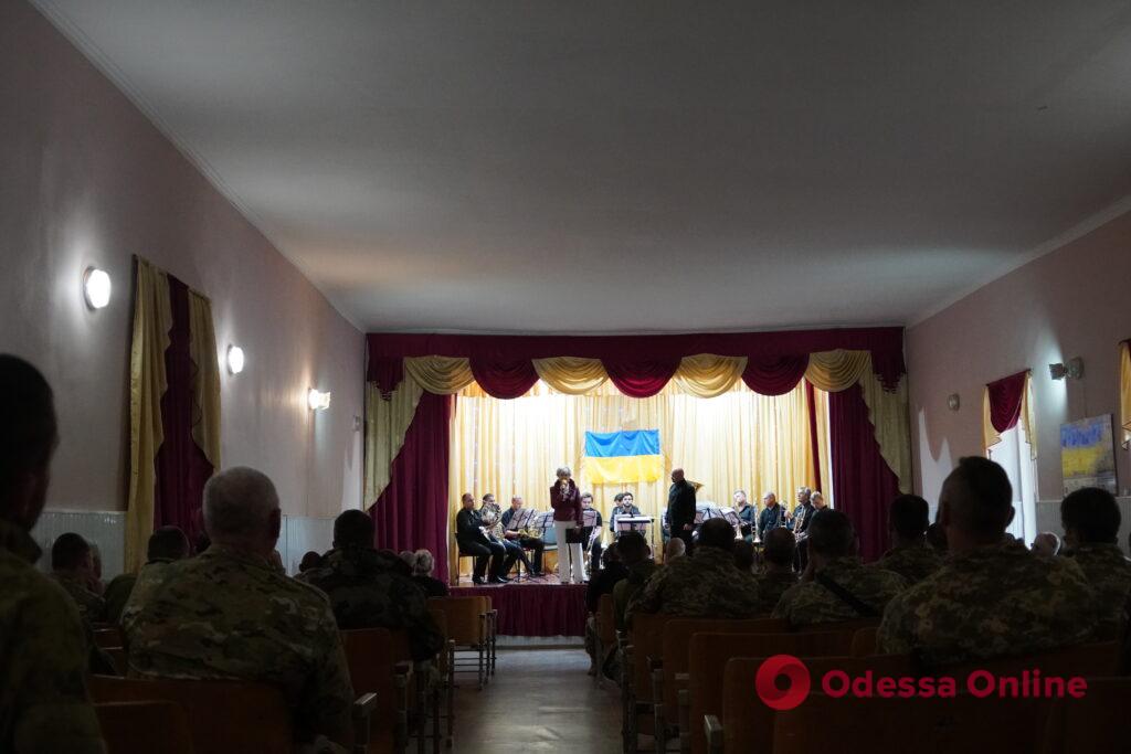 «Подарить немного мирной жизни»: Одесский филармонический оркестр проводит концерты для украинских защитников (фото)