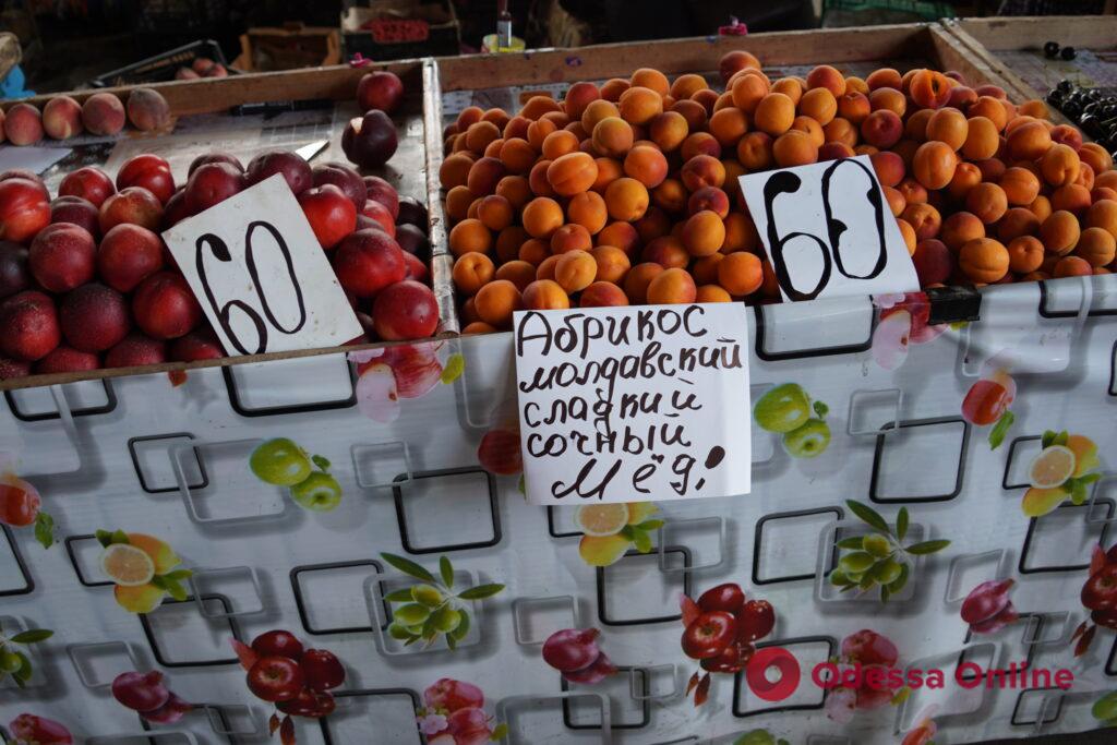 Зелень, персики и творог: субботние цены на одесском «Привозе»