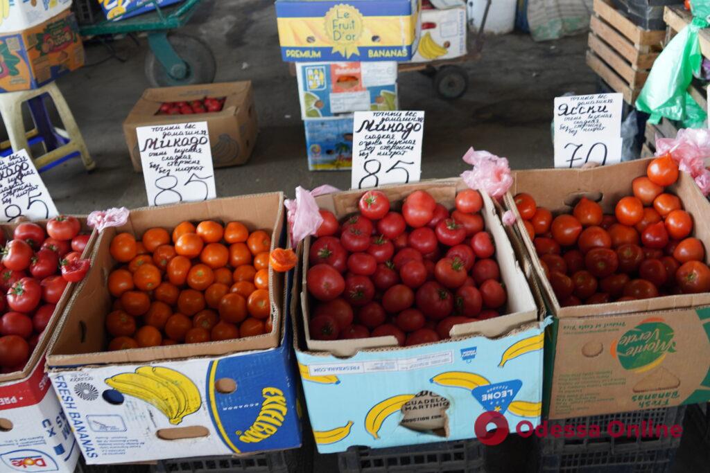 Зелень, персики и творог: субботние цены на одесском «Привозе»