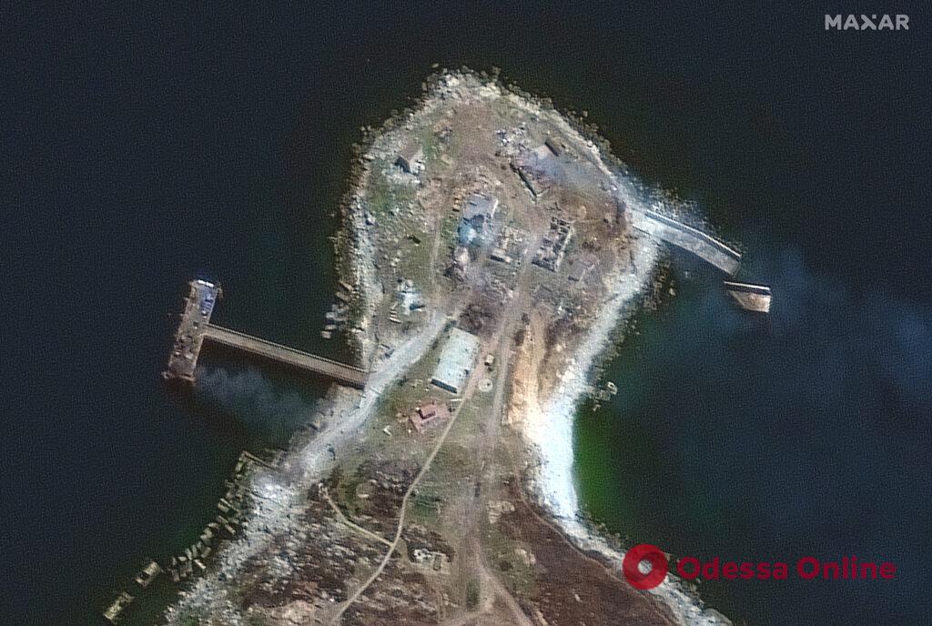 Змеиный после побега оккупантов: компания Maxar показала спутниковые снимки острова