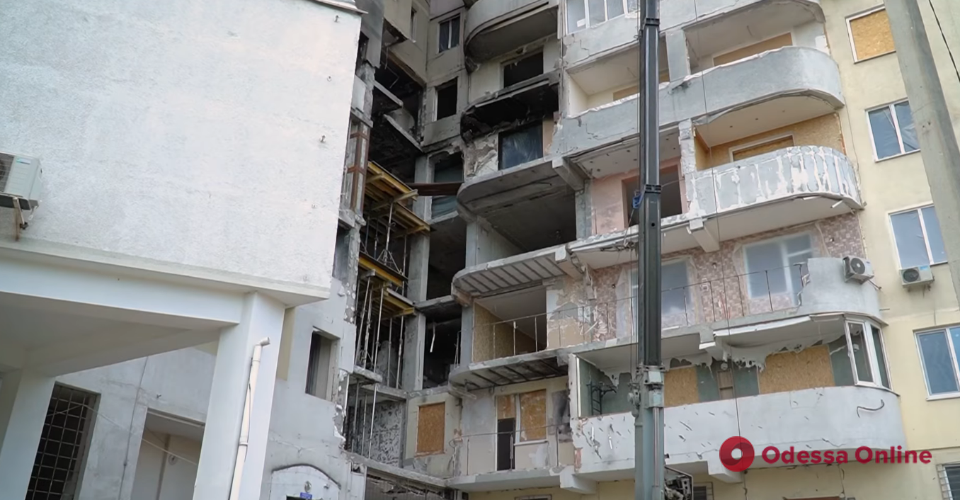 В Одессе продолжается восстановление многоэтажки, в которую россияне попали крылатой ракетой (видео)