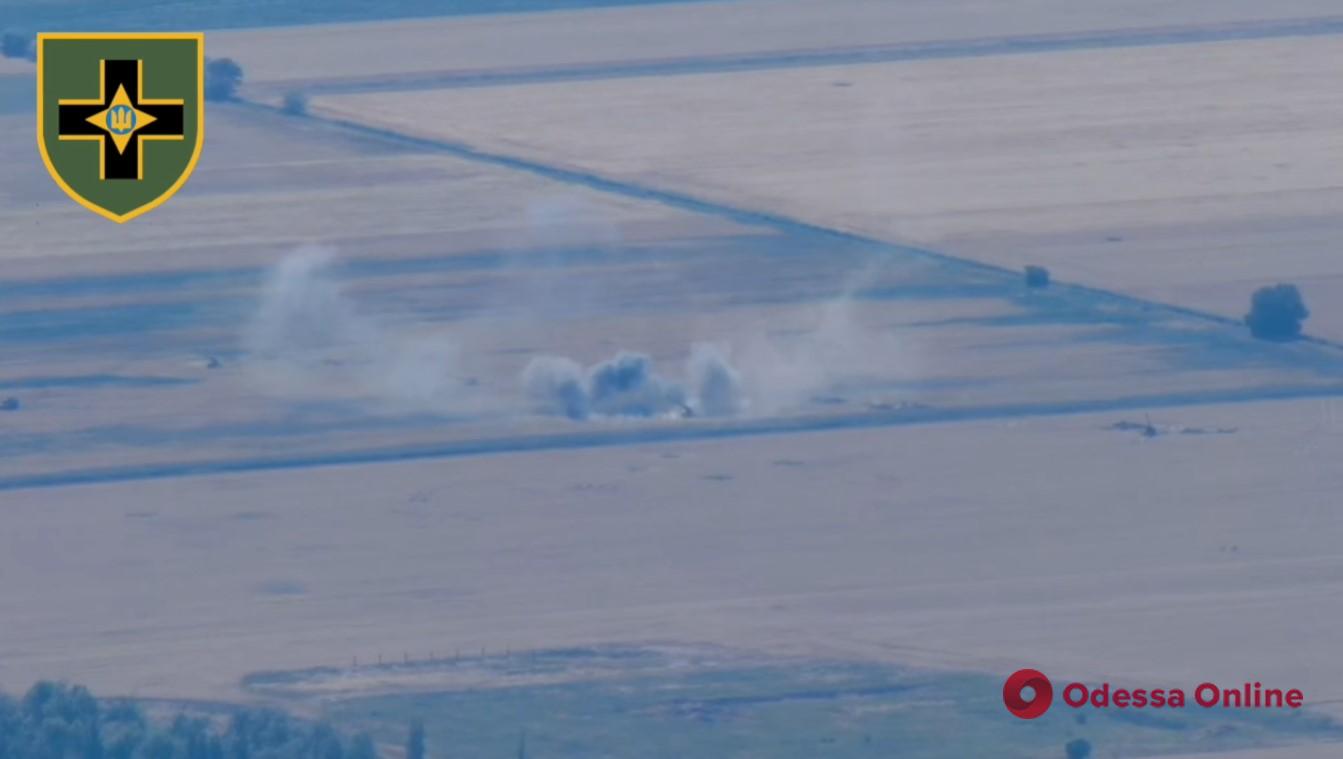 Одесская мехбригада показала, как уничтожает артиллерию оккупантов в Херсонской области (видео)