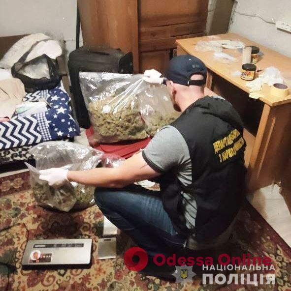 Одесские полицейские задержали наркодилера, который «принимал заказы» через Telegram-канал (фото, видео)