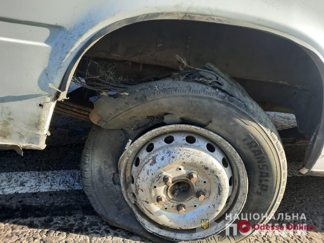 На трассе Одесса-Рени у маршрутки на ходу лопнули колеса: есть пострадавшие
