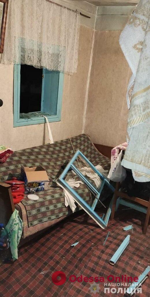 В селе Одесской области мужчина угрожал соседке топором и поломал в ее доме окна и двери