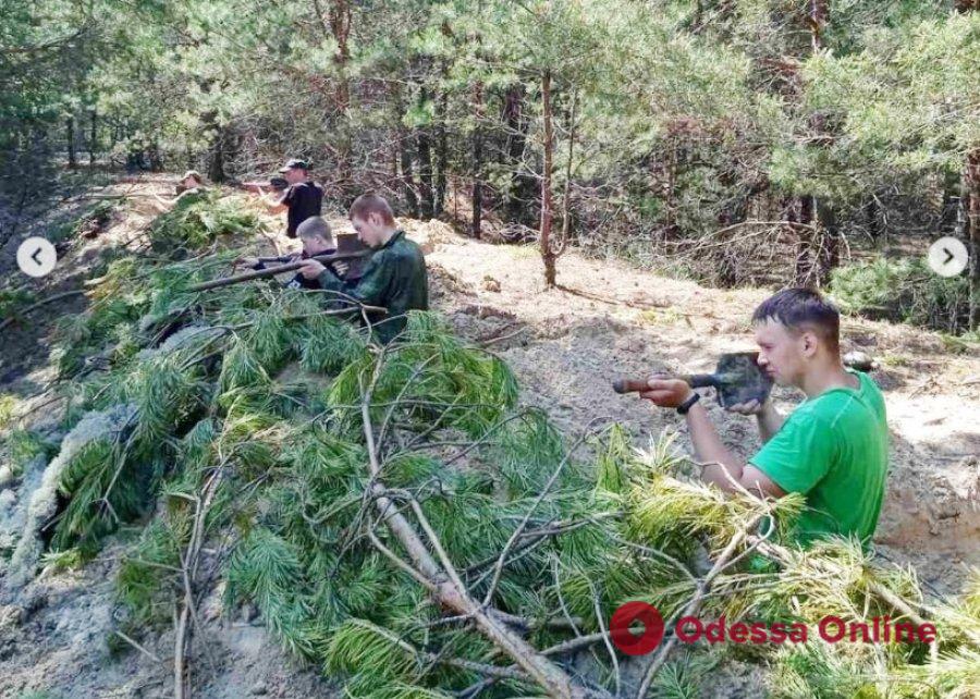 Патриотическое воспитание: в Беларуси детей учили рыть окопы и стрелять из лопаты (фото)
