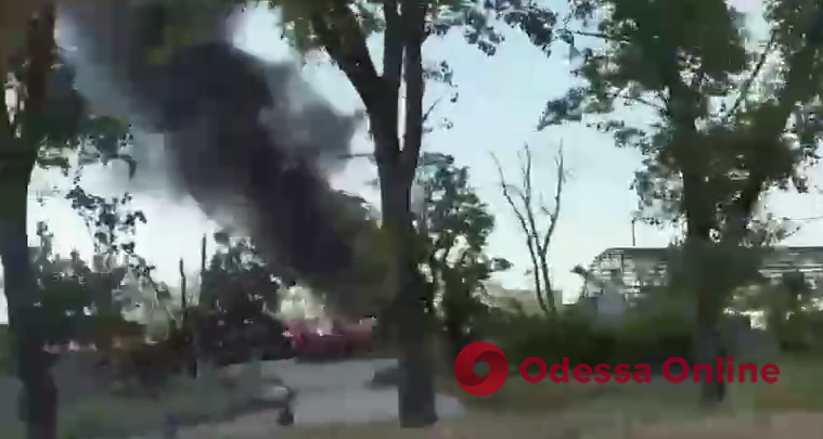 Сопротивление: в Мариуполе зарезали МЧСника, сожгли российские тягачи и прицепы