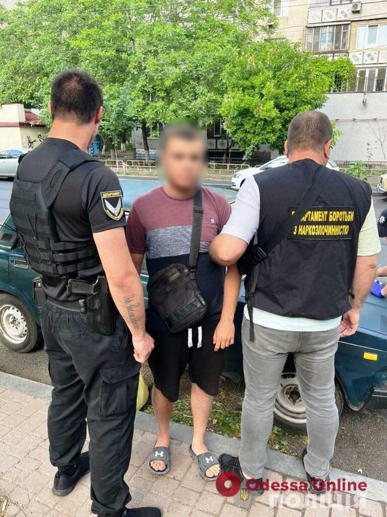 Одесские полицейские задержали наркодилера, который «принимал заказы» через Telegram-канал (фото, видео)