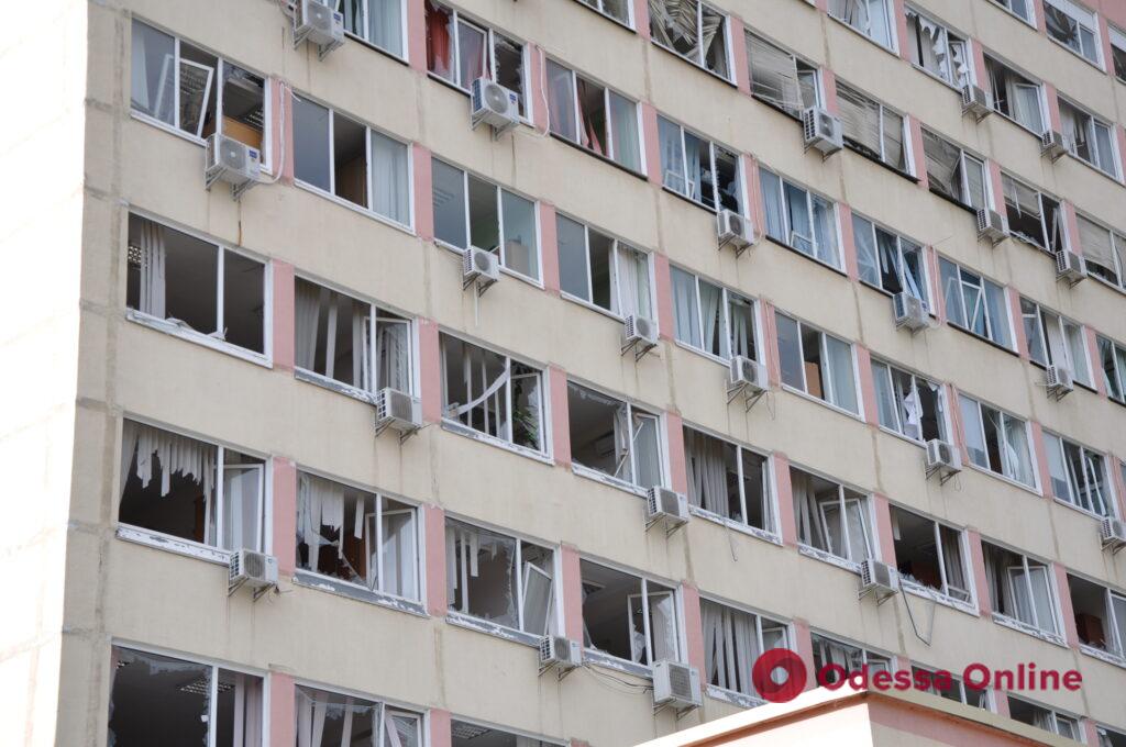 Утренний обстрел Киева: рашисты нанесли ракетный удар по вагоноремонтному заводу (фото, видео)
