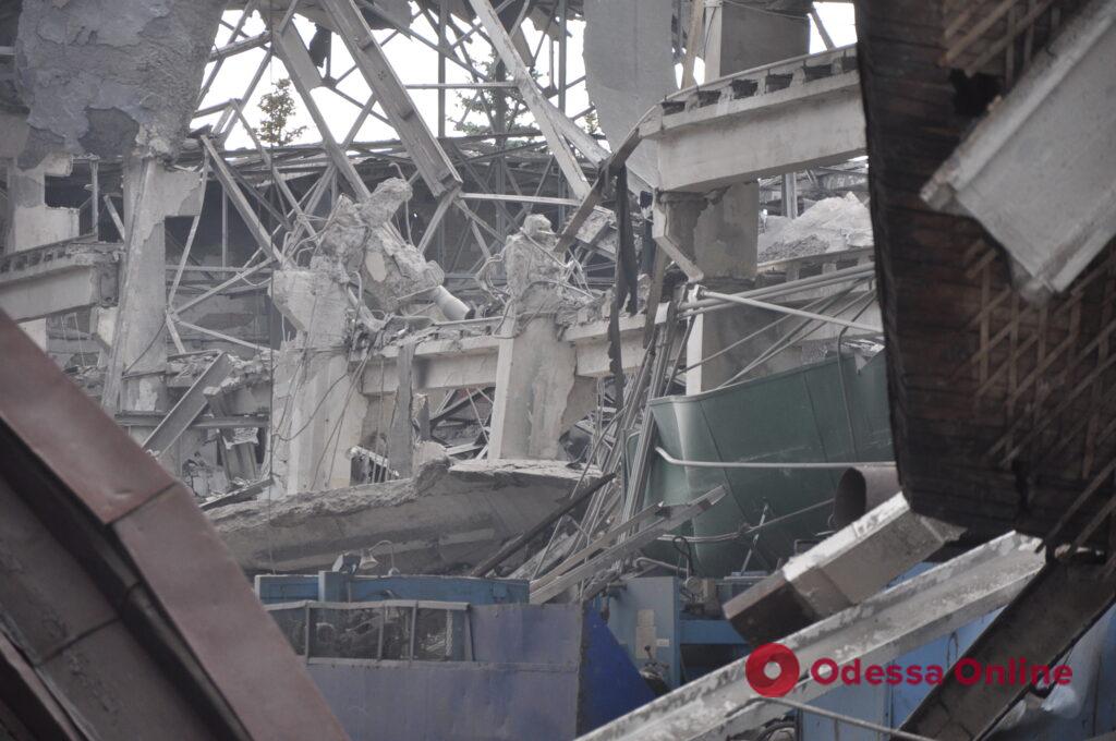 Утренний обстрел Киева: рашисты нанесли ракетный удар по вагоноремонтному заводу (фото, видео)