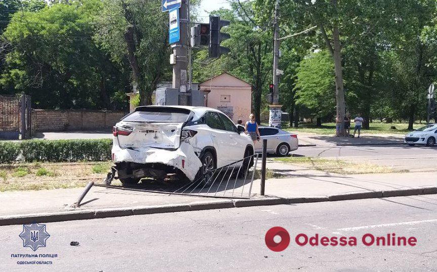 В Одессе произошло тройное ДТП: Dodge столкнулся с Lexus и Renault