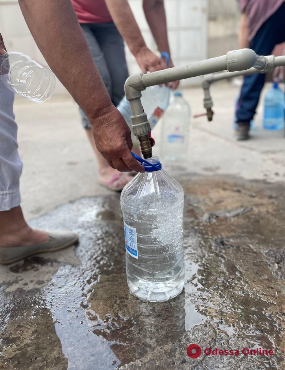 Жители Мариуполя вынуждены записываться в очередь, чтобы получить питьевую воду