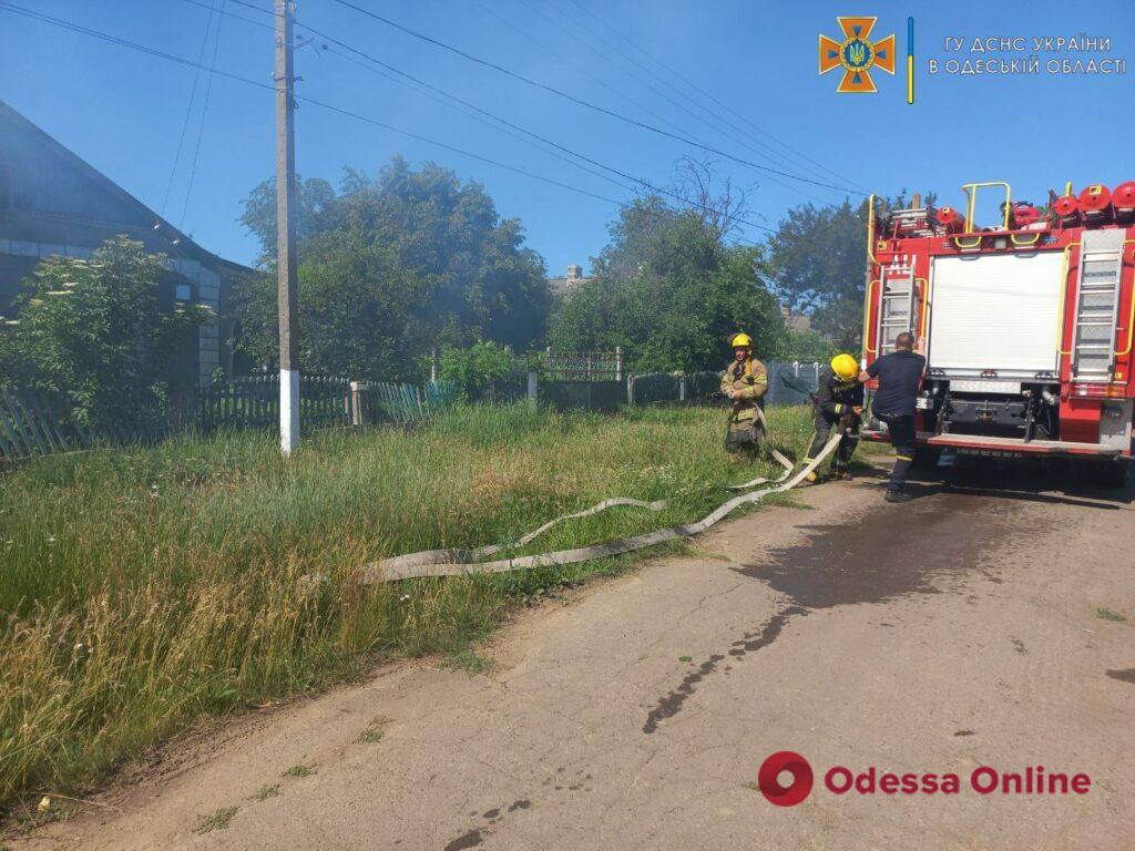В Одесской области горело авто — спасатели предотвратили распространение огня на жилой дом
