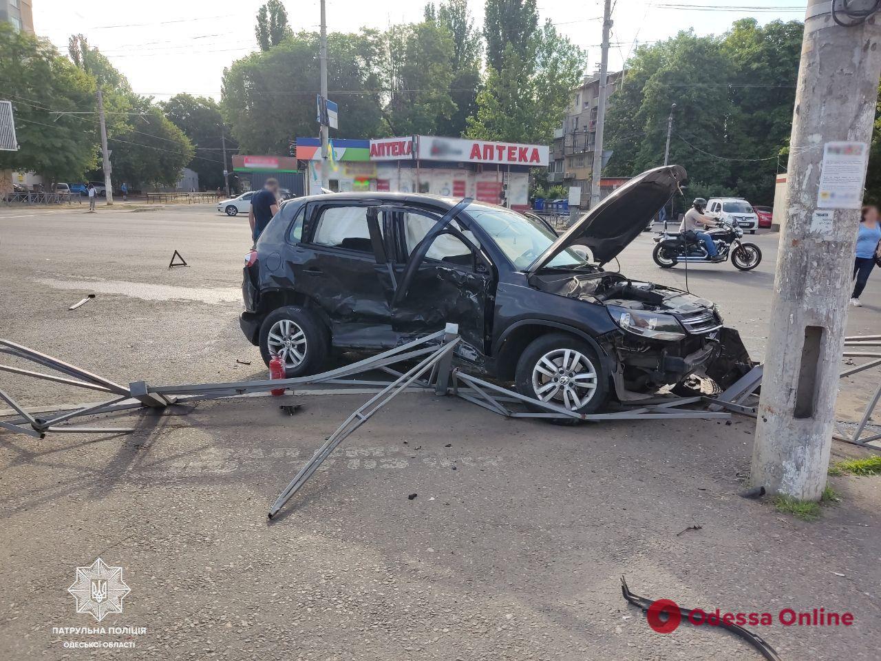 В Одессе столкнулись Volkswagen и Toyota — есть пострадавшие
