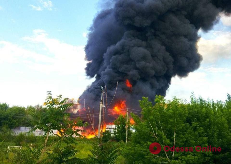 В Запорожской области горят склады химзавода