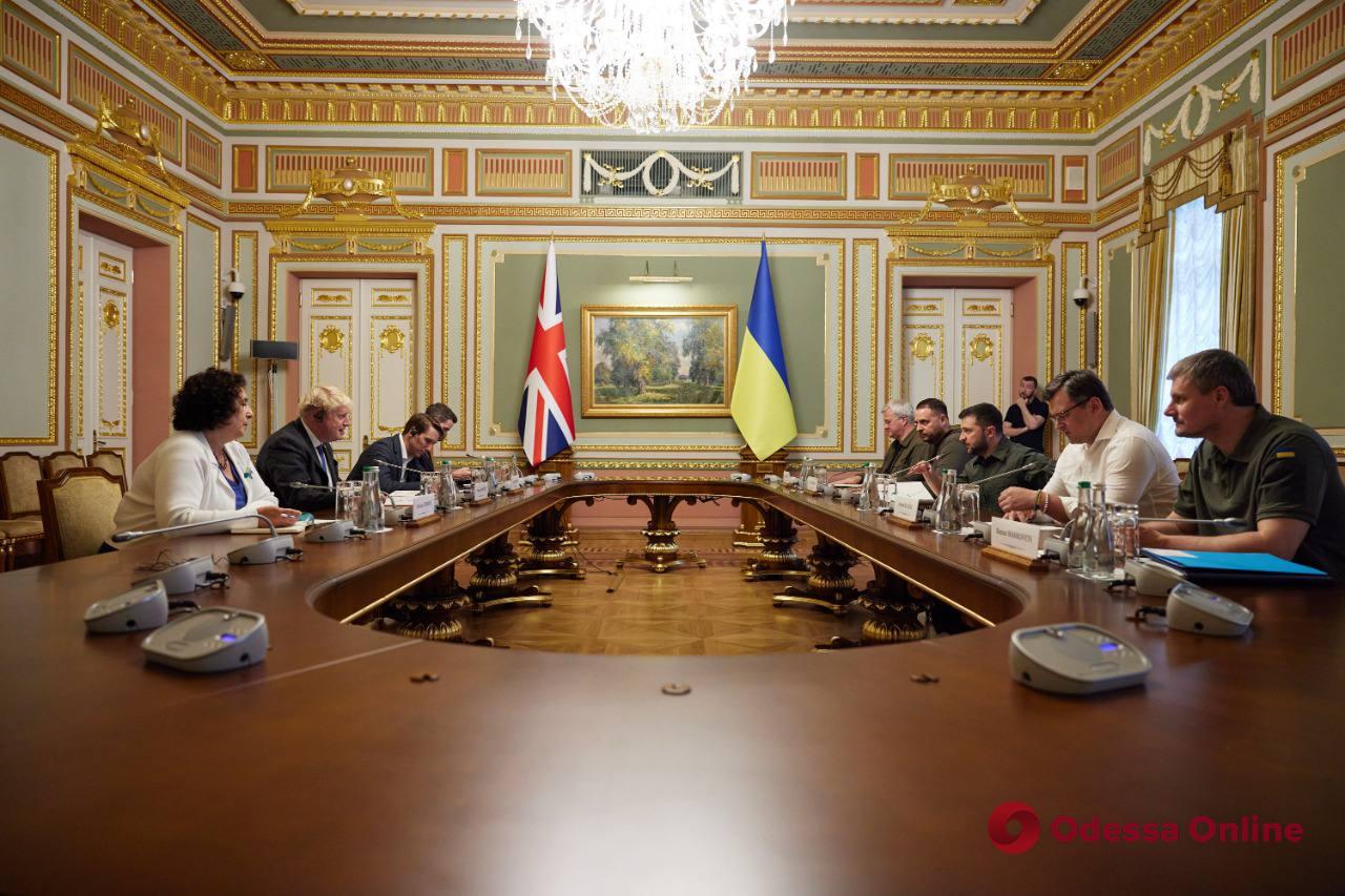 Премьер-министр Великобритании Борис Джонсон прибыл в Киев