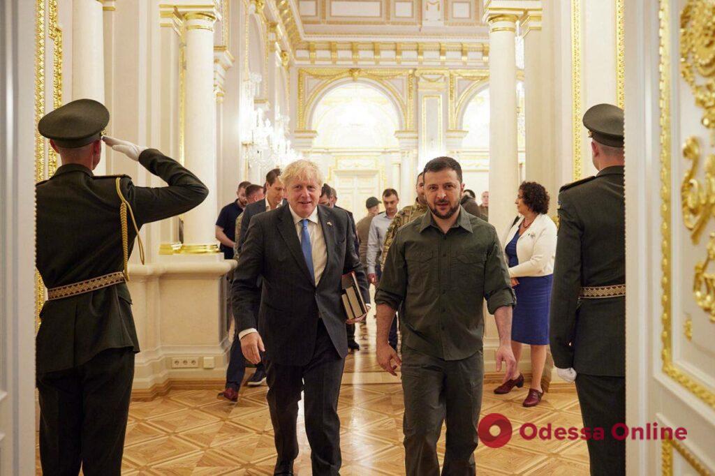 Борис Джонсон предложил Зеленскому масштабную программу подготовки украинских военных в Британии