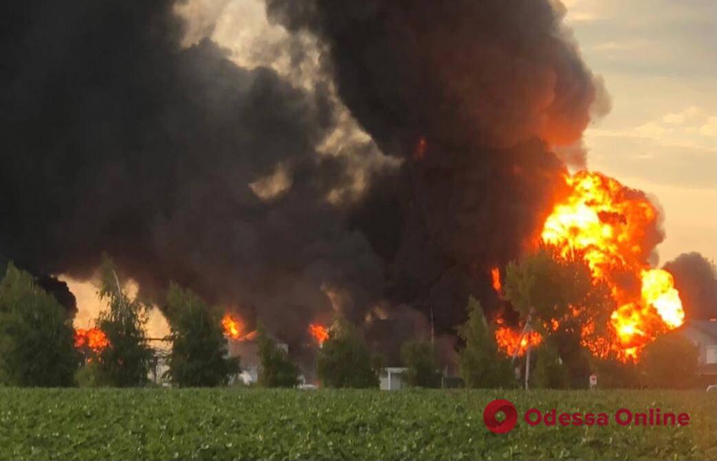 Ракетный обстрел нефтебазы в Днепропетровской области: взорвался резервуар с топливом, погиб спасатель