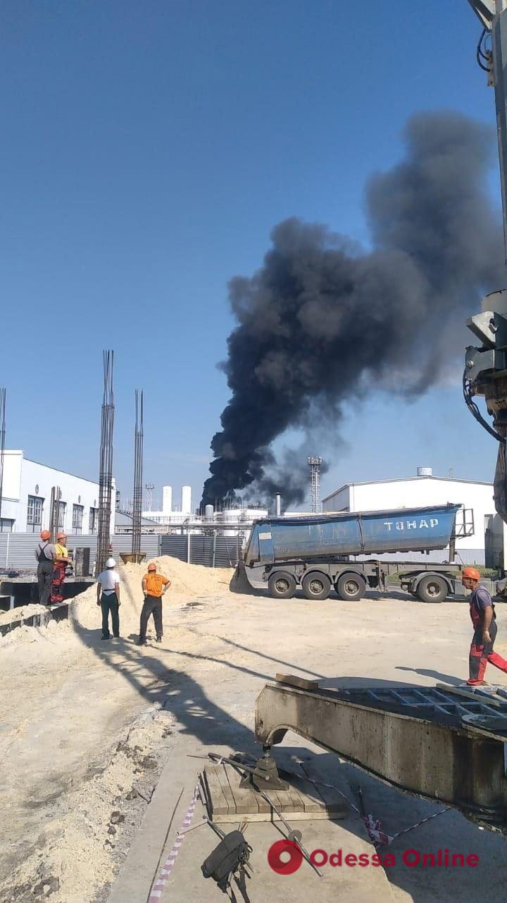 На россии горит нефтеперерабатывающий завод: перед взрывом видели беспилотник (видео)