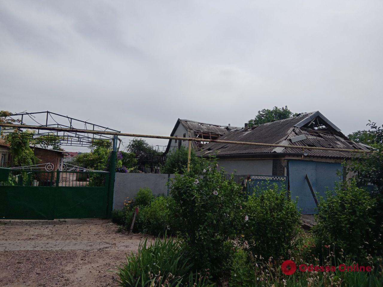 В результате ночного ракетного обстрела в Одесском районе повреждены 65 частных домов (фото)