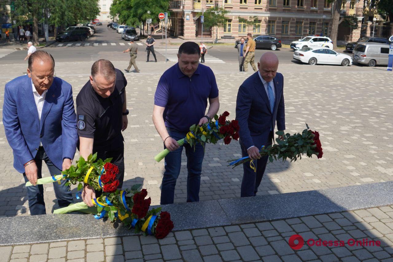 У День Конституції в Одесі поклали квіти до пам’ятника Кобзарю
