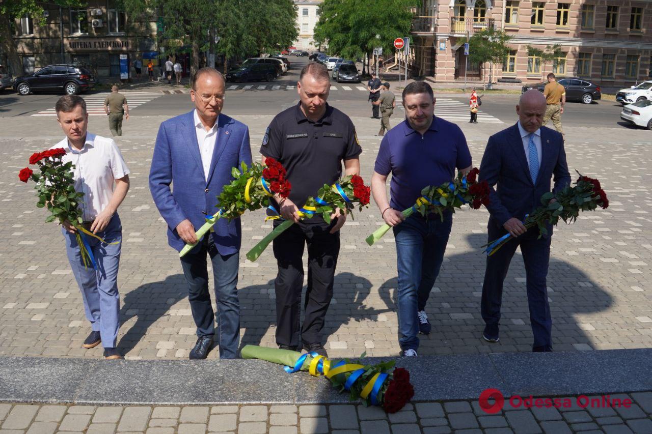 В День Конституции в Одессе возложили цветы к памятнику Шевченко