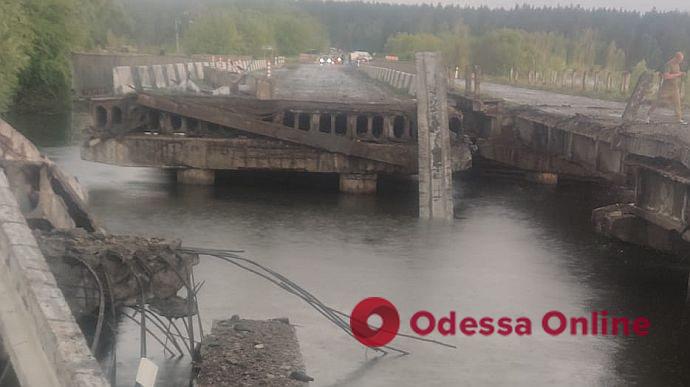 Под Киевом взорвался мост через реку Ирпень: есть погибшие и раненые