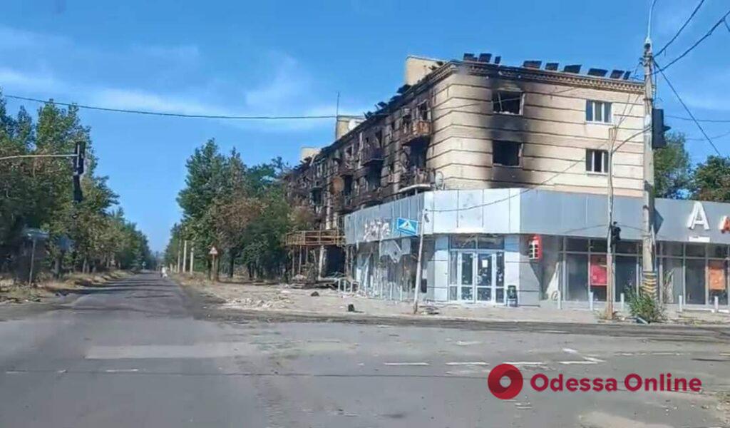 Рашисти обстрілюють Лисичанськ: зруйновано відділ поліції, пошкоджено НПЗ