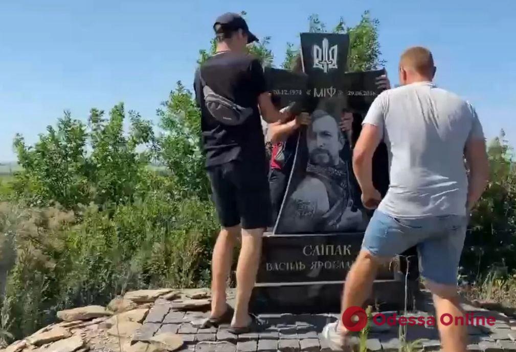 Оккупанты уничтожили памятник Герою Украины Василию Слипаку