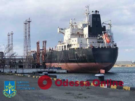 Сброс нескольких тонн пальмового масла с судна в порту «Южный»: суд взыскал с владельца 65 миллионов