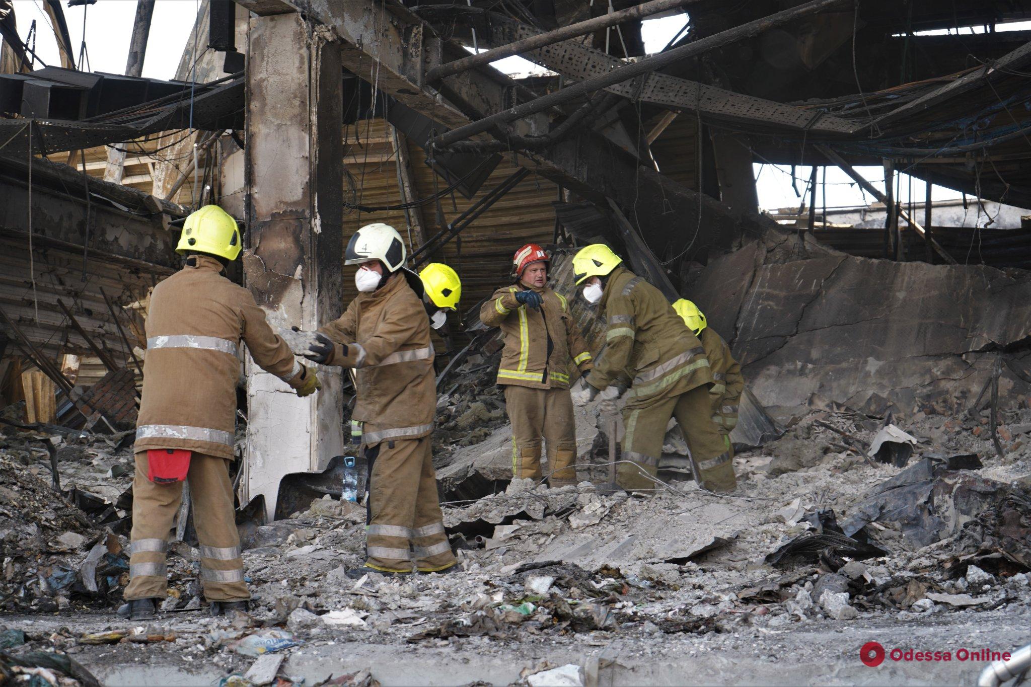 Во время разбора завалов кременчугского ТЦ нашли уже 28 фрагментов тел