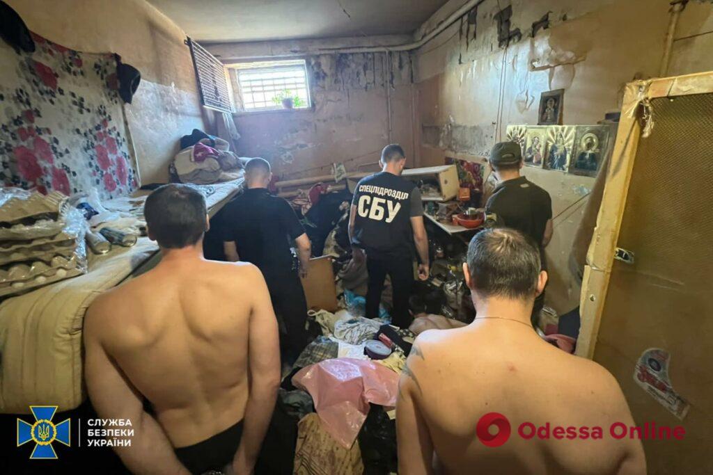 «Выбивали» деньги из арестантов: в Одессе СБУ задержала банду вымогателей