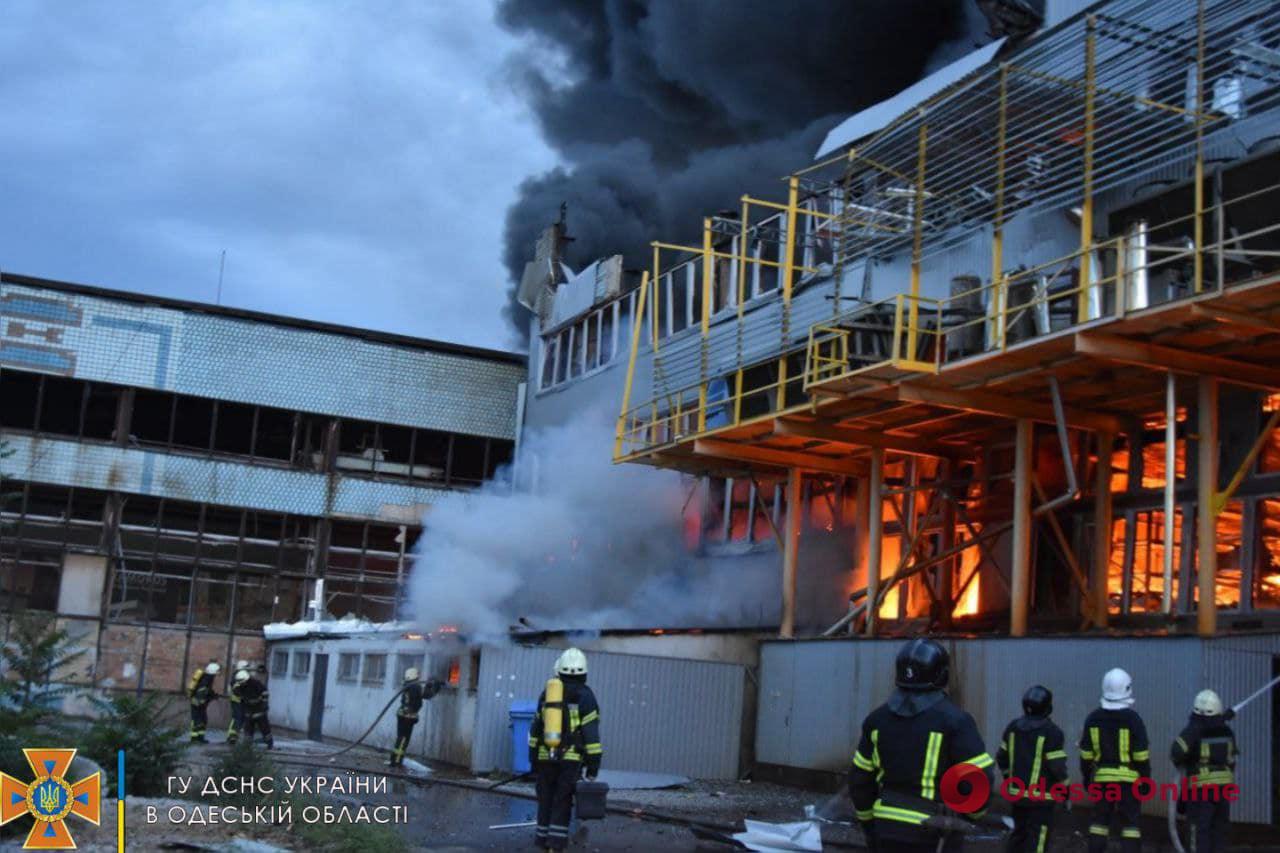Рятувальники загасили пожежу на території складу в Одесі, у який влучила російська ракета