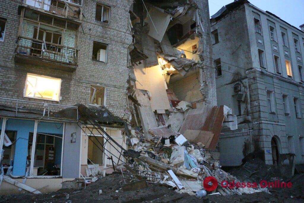 Рашисти завдали ракетного удару по житловому будинку у Харкові