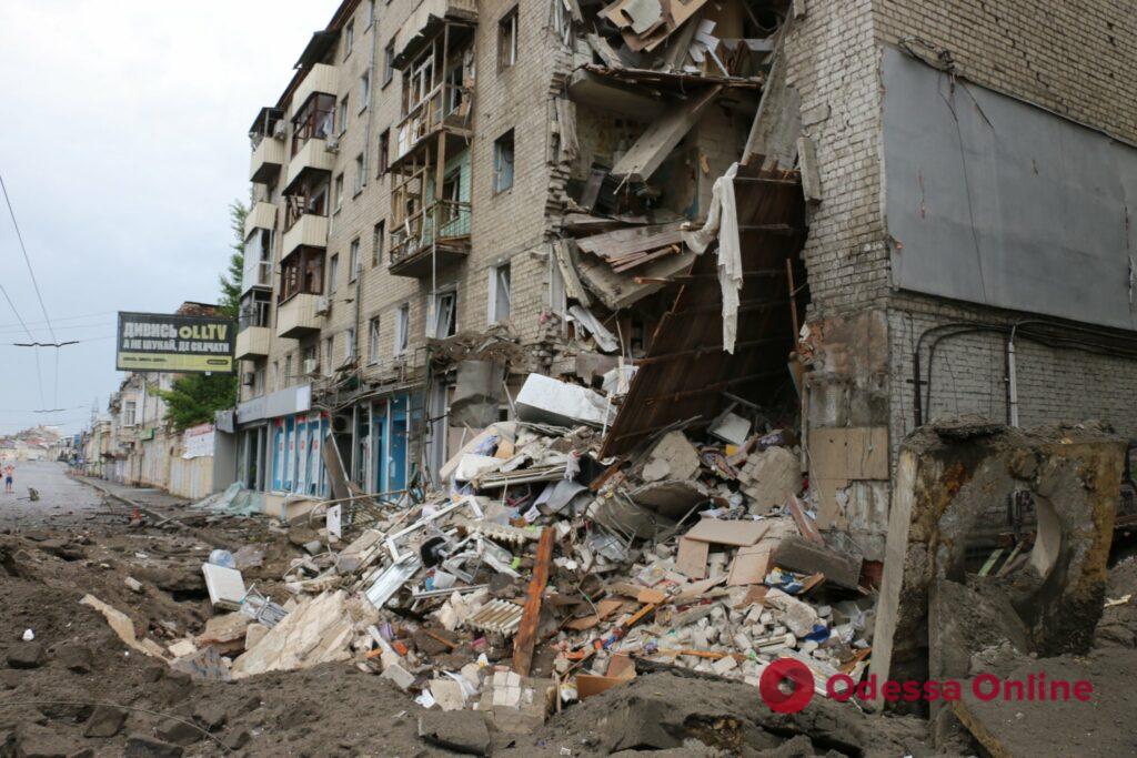 Рашисты нанесли ракетный удар по жилому дому в Харькове