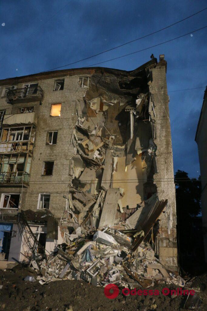 Рашисты нанесли ракетный удар по жилому дому в Харькове