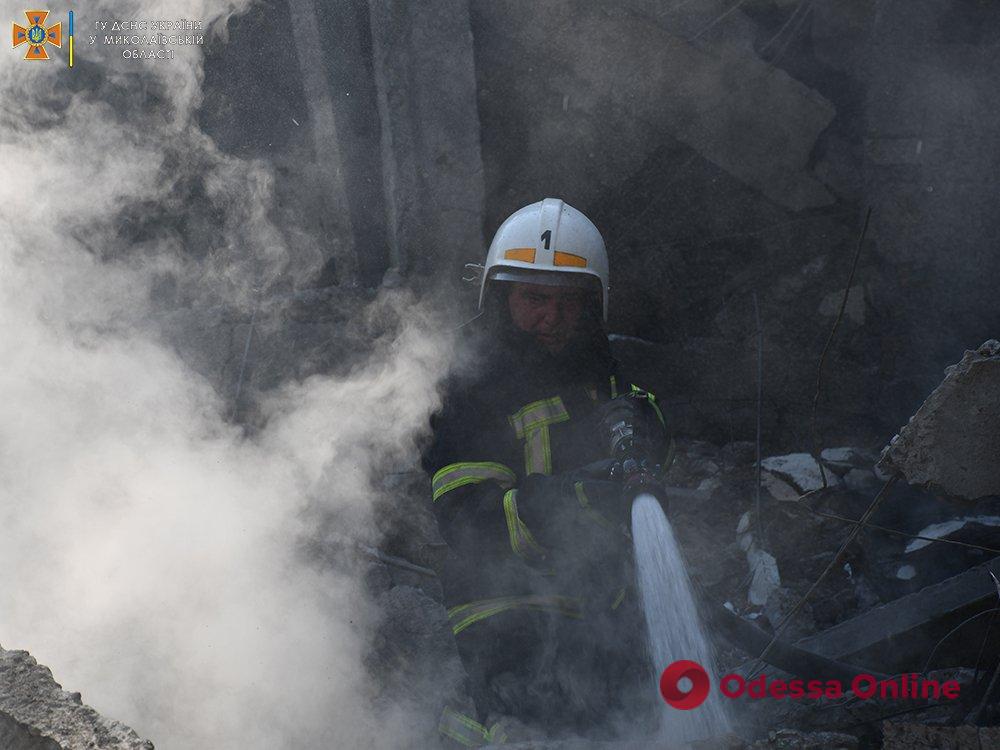 Ракетний удар по двох університетах у Миколаєві: рятувальники погасили пожежі (фото, відео)