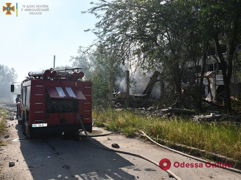 Ракетний удар по двох університетах у Миколаєві: рятувальники погасили пожежі (фото, відео)