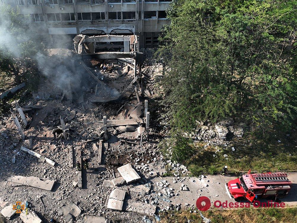 Ракетний удар по двох університетах у Миколаєві: рятувальники погасили пожежі (фото, відео)