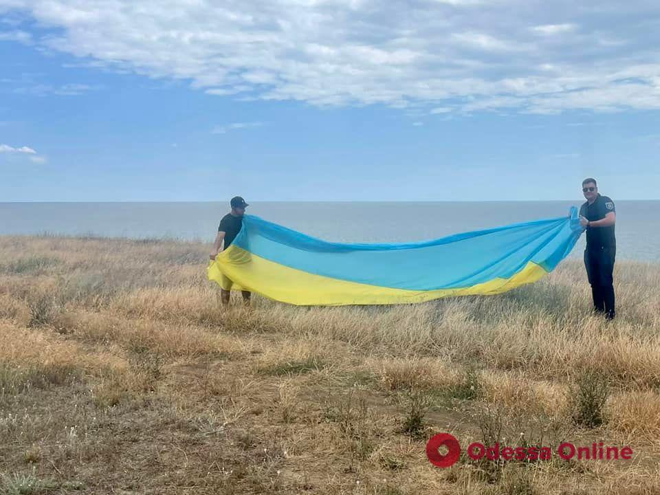 В Одесской области на одном из маяков развернули украинский флаг