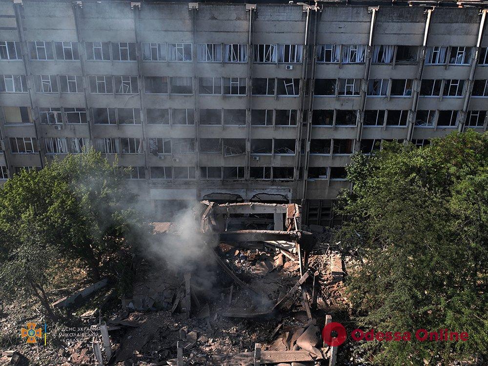 Ракетний удар по двох університетах у Миколаєві: рятувальники погасили пожежі (фото, відео)